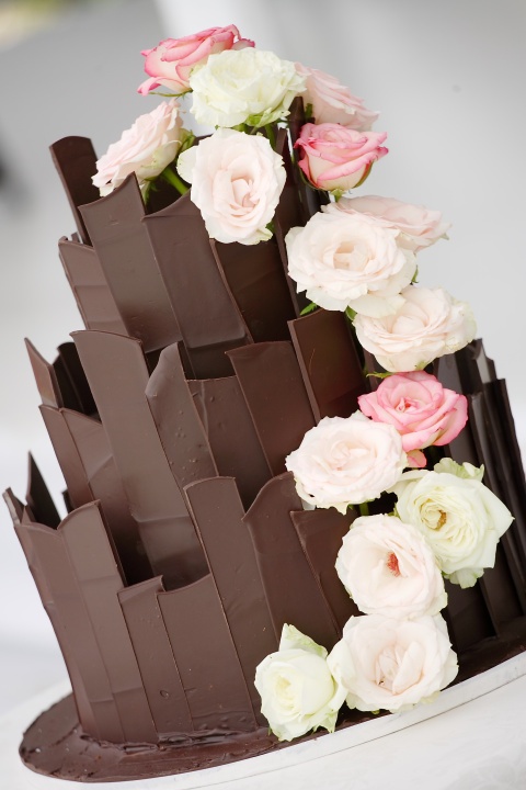Bolo de Casamento com Fita de Chocolate e Flores Brancas a Rosas
