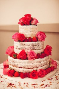 Naked Cake com flores e morangos
