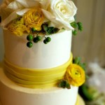Rosas Brancas e Ranunculas amarelas no bolo de casamento