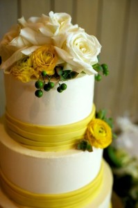 Rosas Brancas e Ranunculas amarelas no bolo de casamento