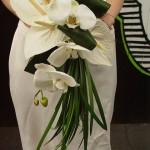 buquê com orquídeas e antúrios brancos
