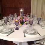 Mesa para os convidados - Decorada com tons rosa e lilás - detalhe para as taças em bico de jaca.