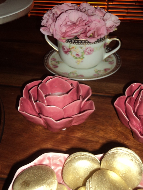 Porcelanas na decoração - xícara com arranjos de flores