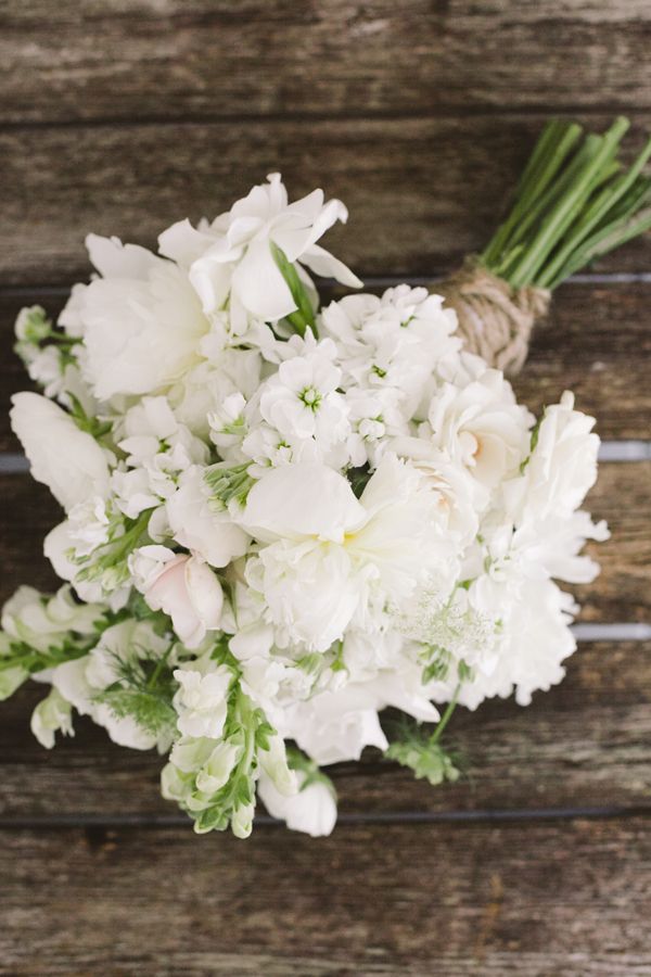 buquê desestruturado flores brancas - Clube Noivas