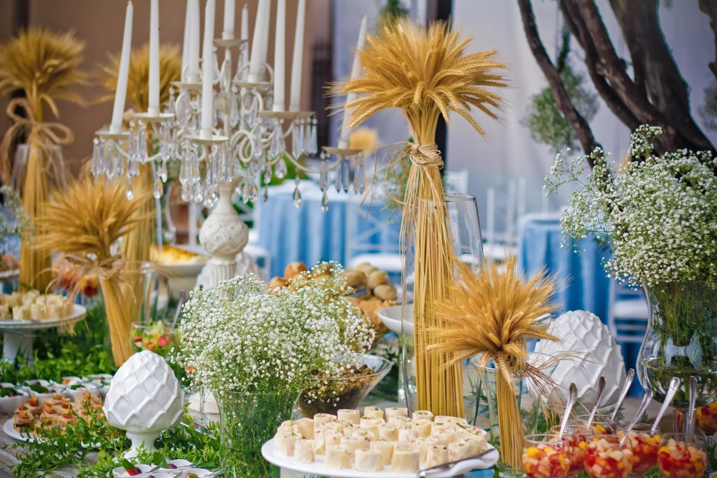 Arranjos de trigo decoraram a mesa do buffet e a cerimônia
