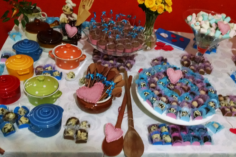 mesa de doces do chá de cozinha decorada com panelinhas