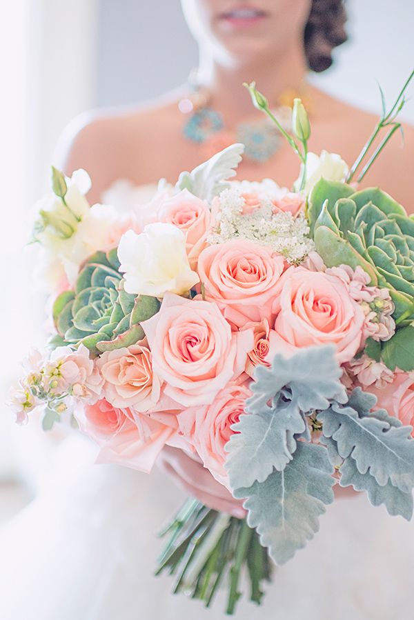 Bouquet de noiva com rosas e suculentas