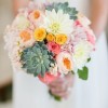 Bouquet de noiva colorido com suculentas