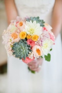 Bouquet de noiva colorido com suculentas