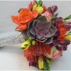 Bouquet com cores vivas e suculetas roxas
