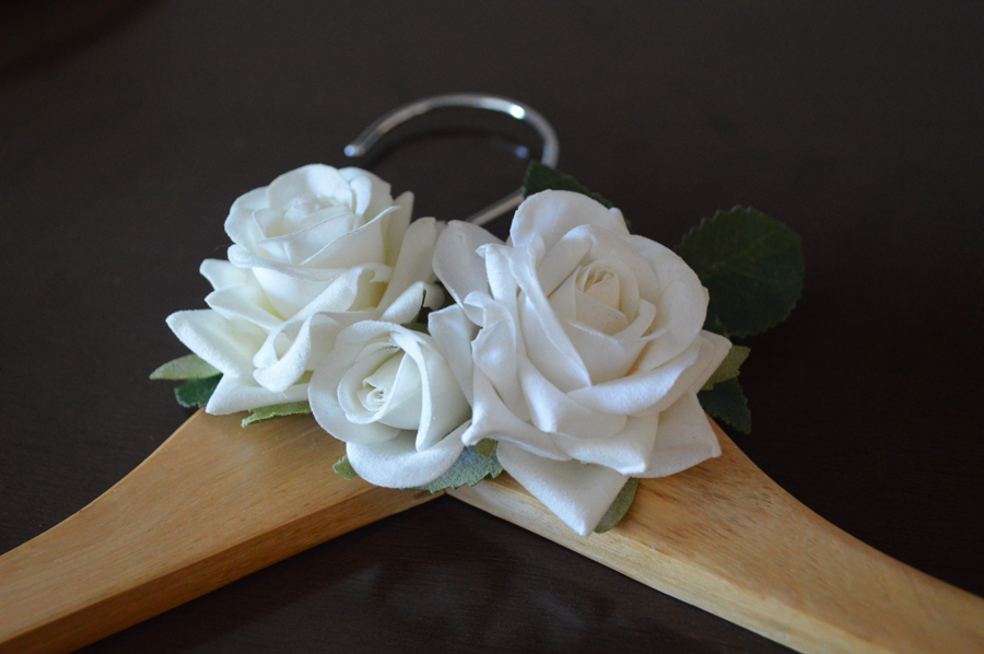 cabide-personalizado-para-noivas-e-madrinhas-com-flores