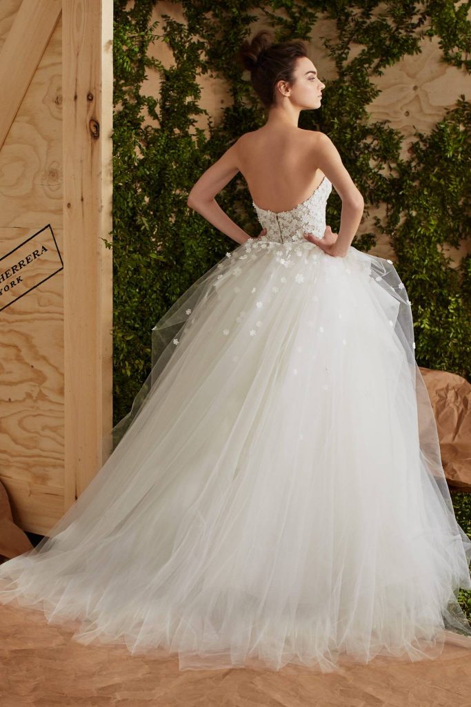 vestido de noiva de tule com aplicação de flores em 3d por Carolina Herrera